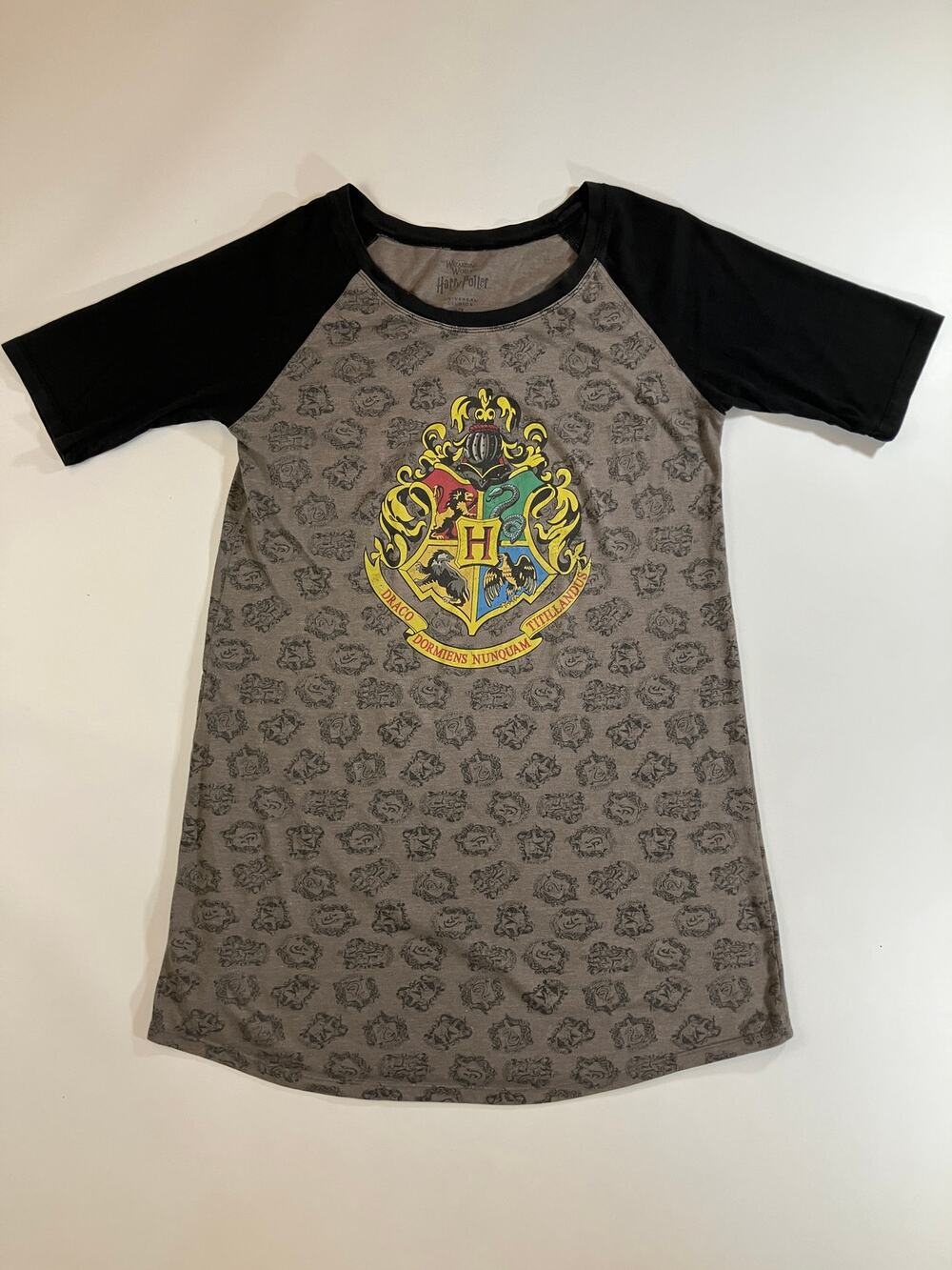 Wizarding World Harry Potter Women’s XL Hogwarts Crest Raglan Nightgown